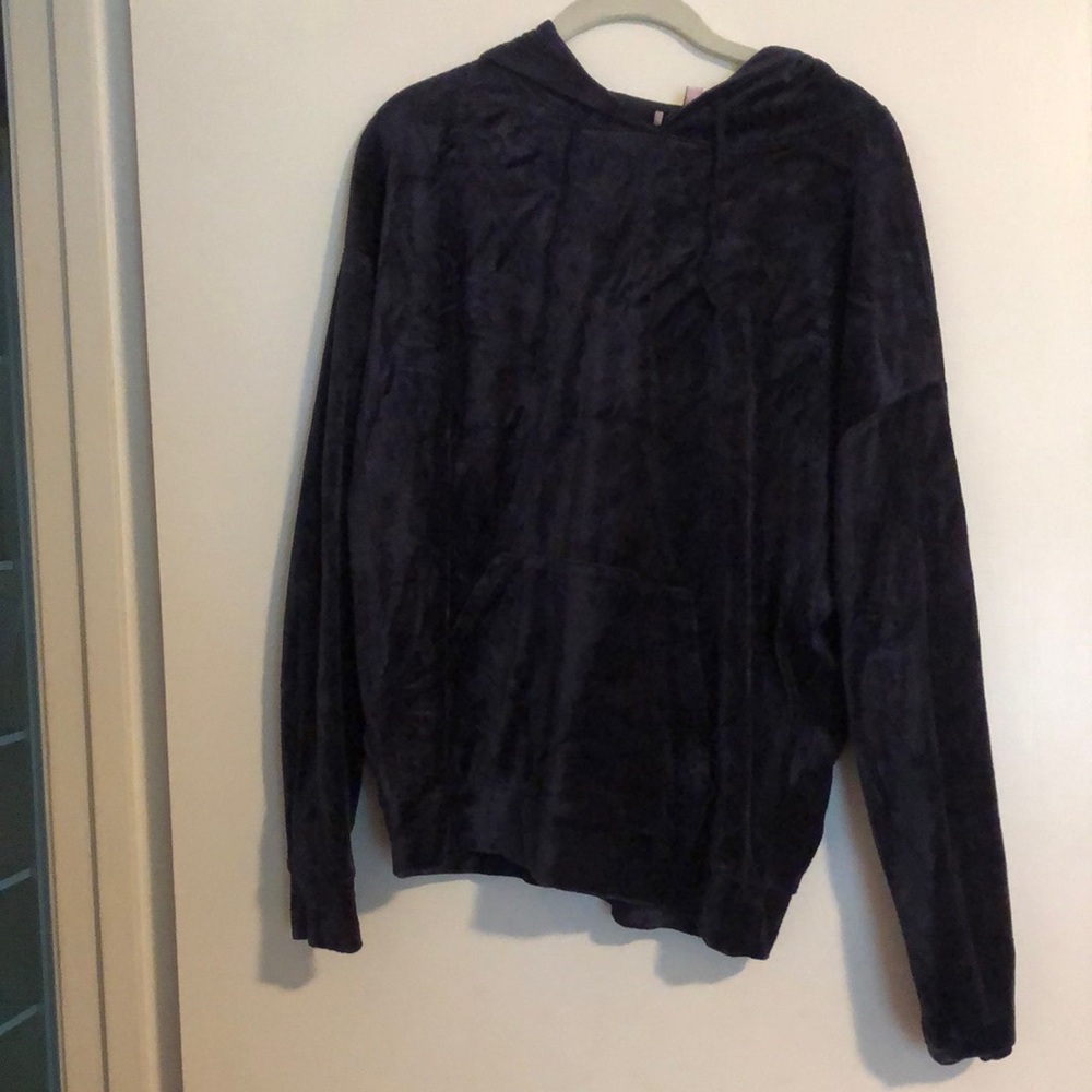 Juicy sweatshirt with decal on the back. Velvet size L